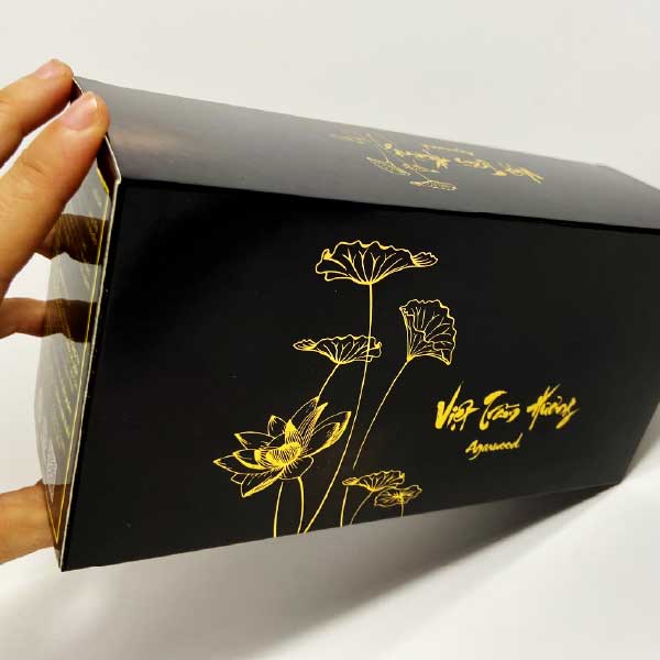 in hop giay den ep kim